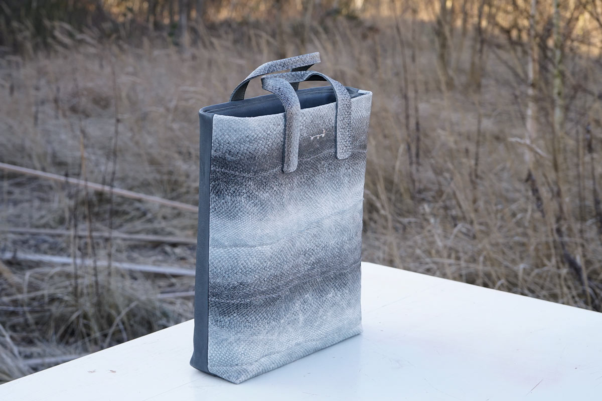 Unsere Tote Bag Miklavatn in naturgrauem Lachsleder