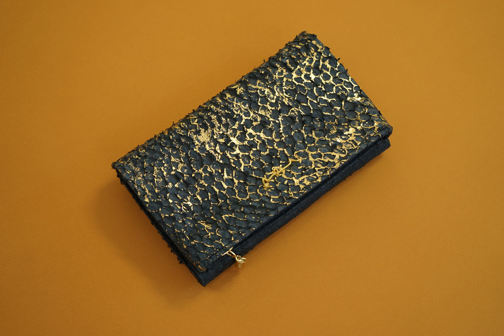 Kleine Handtasche aus dunkelblauem Barschleder mit goldenem Schimmer