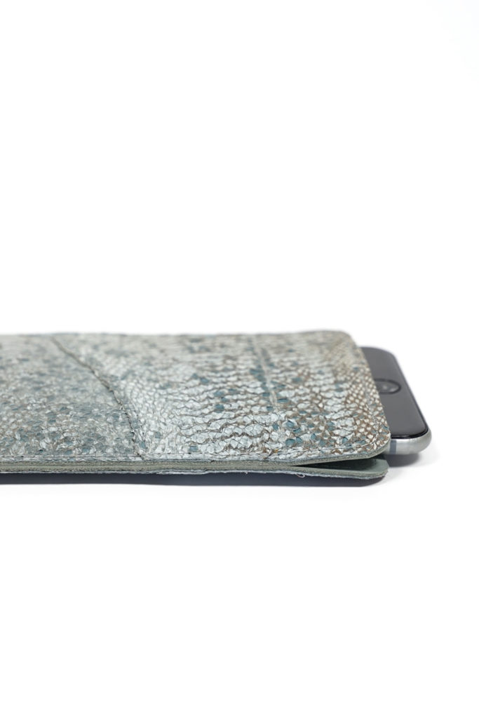 Smartphone Case aus Leder und Fischleder handwerklich gefertigt