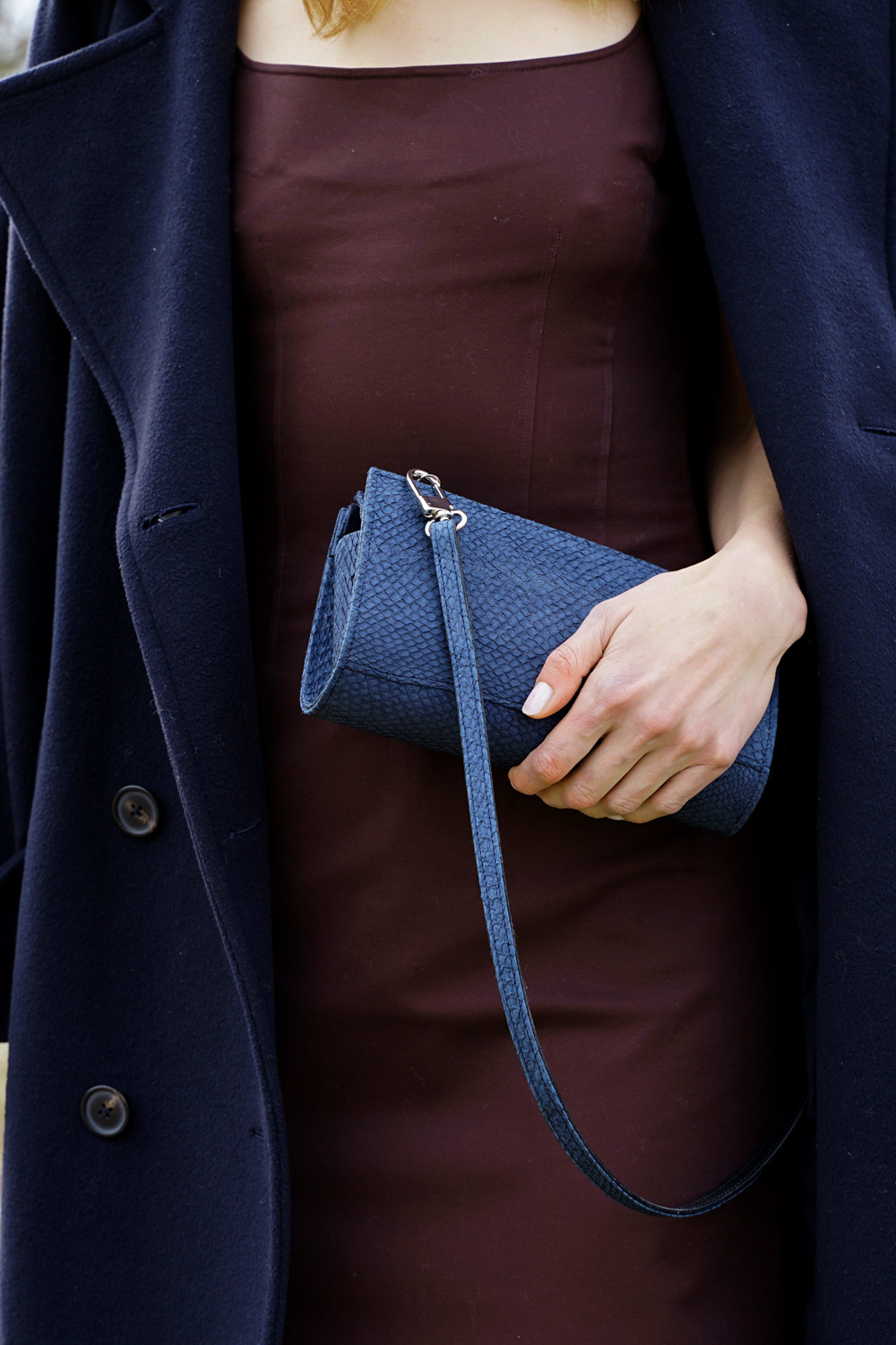 Kleine Abendtasche aus marineblauem Lachsleder