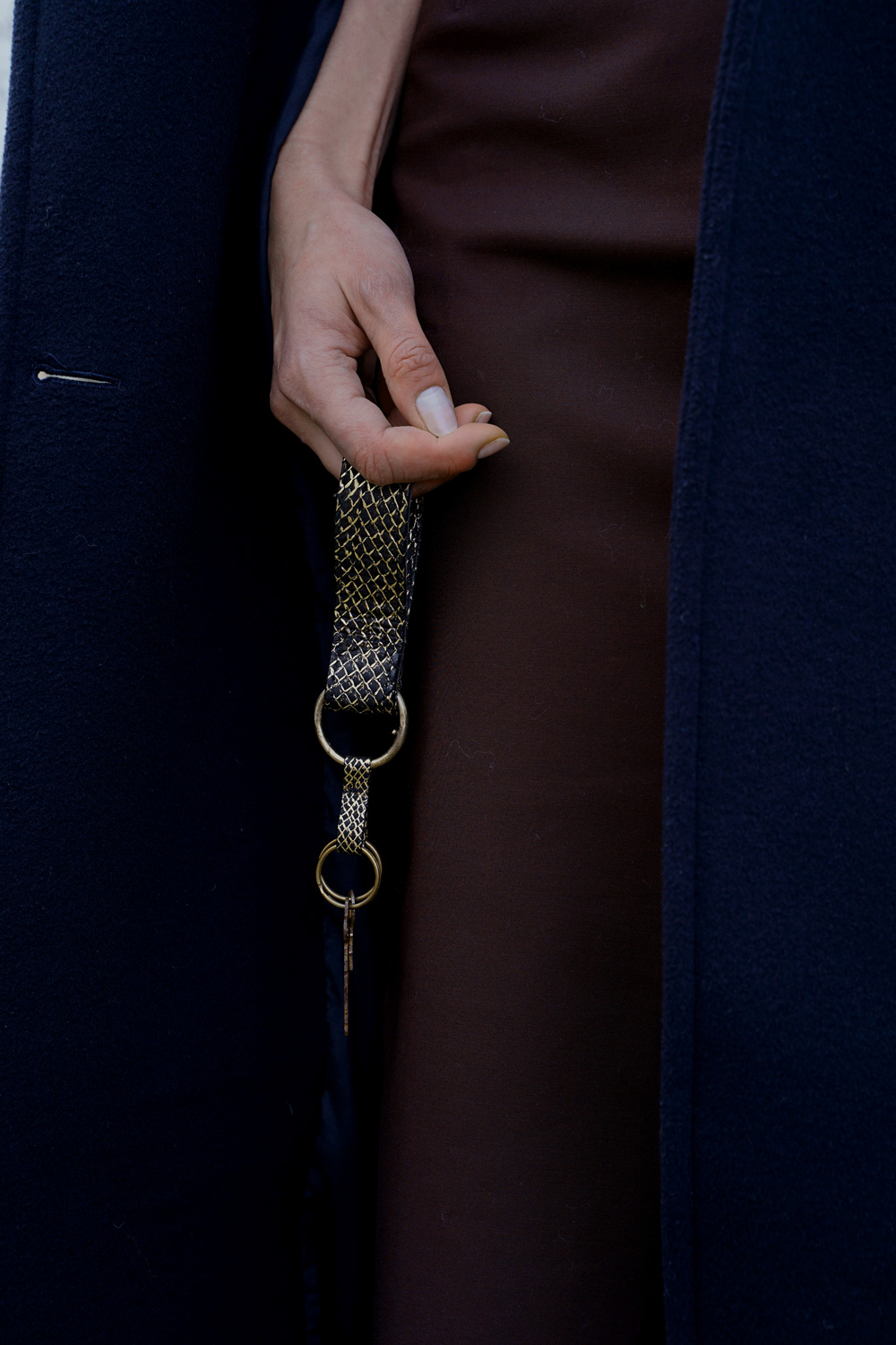 Kurzes Schlüsselband aus schwarzgoldenem Lachsleder aus Island