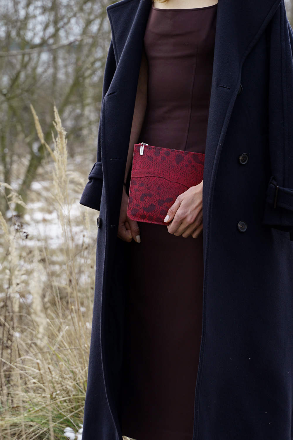 Pouch gefertigt aus magentafarbenem Leder vom Gefleckten Seewolf