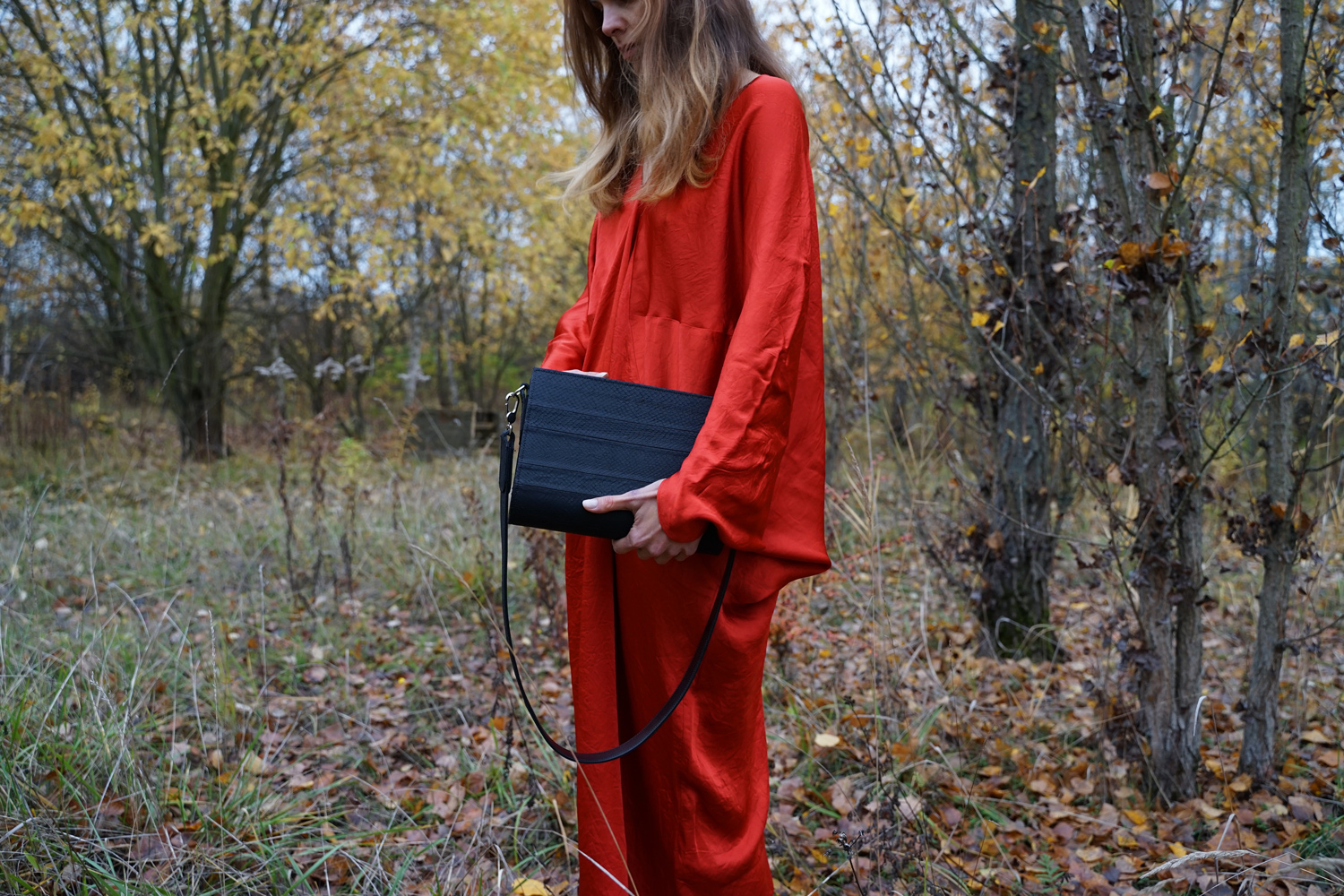Handtasche aus schwarzem Lachsleder handwerklich gefertigt von Rothöll in der Manufaktur Leipzig